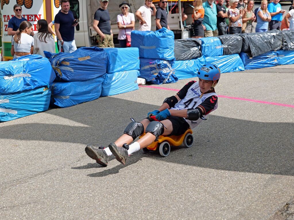 Begeisterte Zuschauer feuerten am Sonntag die Teilnehmer beim Bobbycar-Rennen in Oberried an. Bei Sommerwetter trat auch Brgermeister Klaus Vosberg an. Sieger wurde erneut Gerion Buhl.