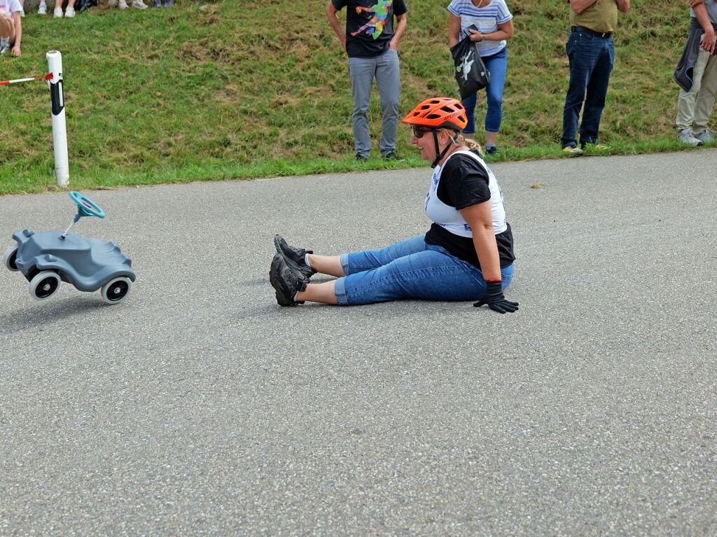 Begeisterte Zuschauer feuerten am Sonntag die Teilnehmer beim Bobbycar-Rennen in Oberried an. Bei Sommerwetter trat auch Brgermeister Klaus Vosberg an. Sieger wurde erneut Gerion Buhl.