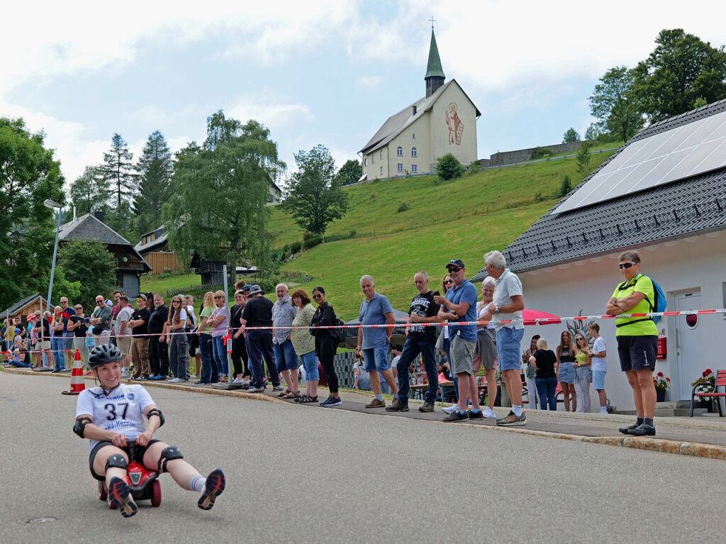 Begeisterte Zuschauer feuerten am Sonntag die Teilnehmer beim Bobbycar-Rennen in Oberried an. Bei Sommerwetter trat auch Brgermeister Klaus Vosberg an. Sieger wurde erneut Gerion Buhl.