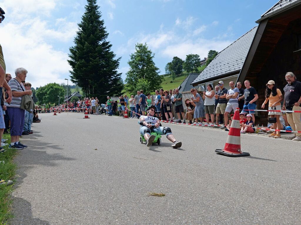 Begeisterte Zuschauer feuerten am Sonntag die Teilnehmer beim Bobbycar-Rennen in Oberried an. Bei Sommerwetter trat auch Brgermeister Klaus Vosberg an. Sieger wurde erneut Gerion Buhl.