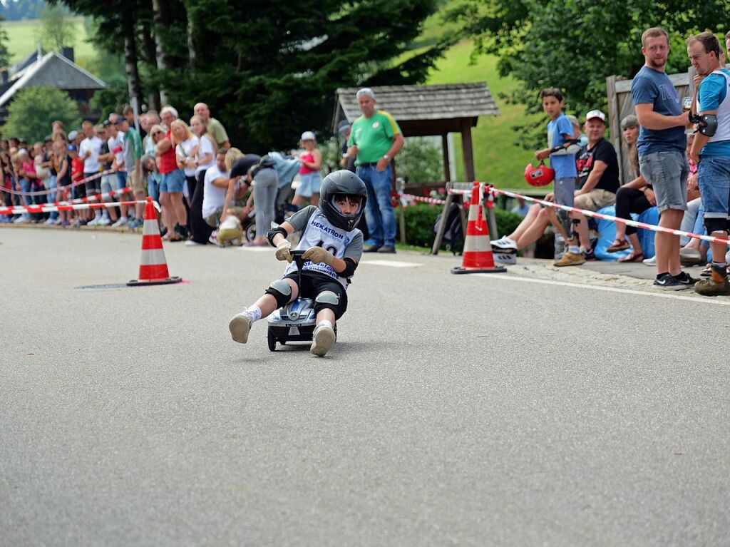 Begeisterte Zuschauer feuerten am Sonntag die Teilnehmer beim Bobbycar-Rennen in Oberried an. Bei Sommerwetter trat auch Brgermeister Klaus Vosberg an. Sieger wurde erneut Gerion Buhl.