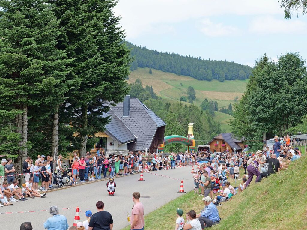 Begeisterte Zuschauer feuerten am Sonntag die Teilnehmer beim Bobbycar-Rennen in Oberried an. Bei Sommerwetter trat auch Brgermeister Klaus Vosberg an. Sieger wurde erneut Gerion Buhl.