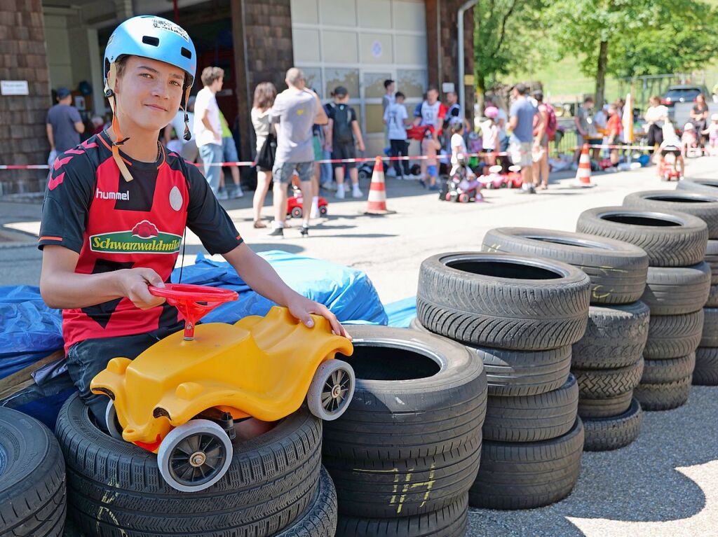 Begeisterte Zuschauer feuerten am Sonntag die Teilnehmer beim Bobbycar-Rennen in Oberried an. Bei Sommerwetter trat auch Brgermeister Klaus Vosberg an. Sieger wurde erneut Gerion Buhl.