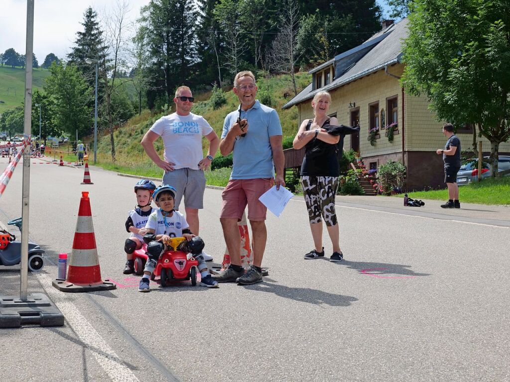 Begeisterte Zuschauer feuerten am Sonntag die Teilnehmer beim Bobbycar-Rennen in Oberried an. Bei Sommerwetter trat auch Brgermeister Klaus Vosberg an. Sieger wurde erneut Gerion Buhl.