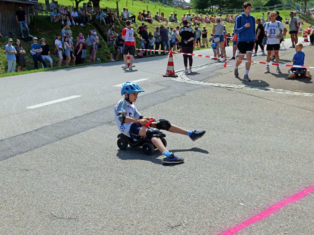 Begeisterte Zuschauer feuerten am Sonntag die Teilnehmer beim Bobbycar-Rennen in Oberried an. Bei Sommerwetter trat auch Brgermeister Klaus Vosberg an. Sieger wurde erneut Gerion Buhl.