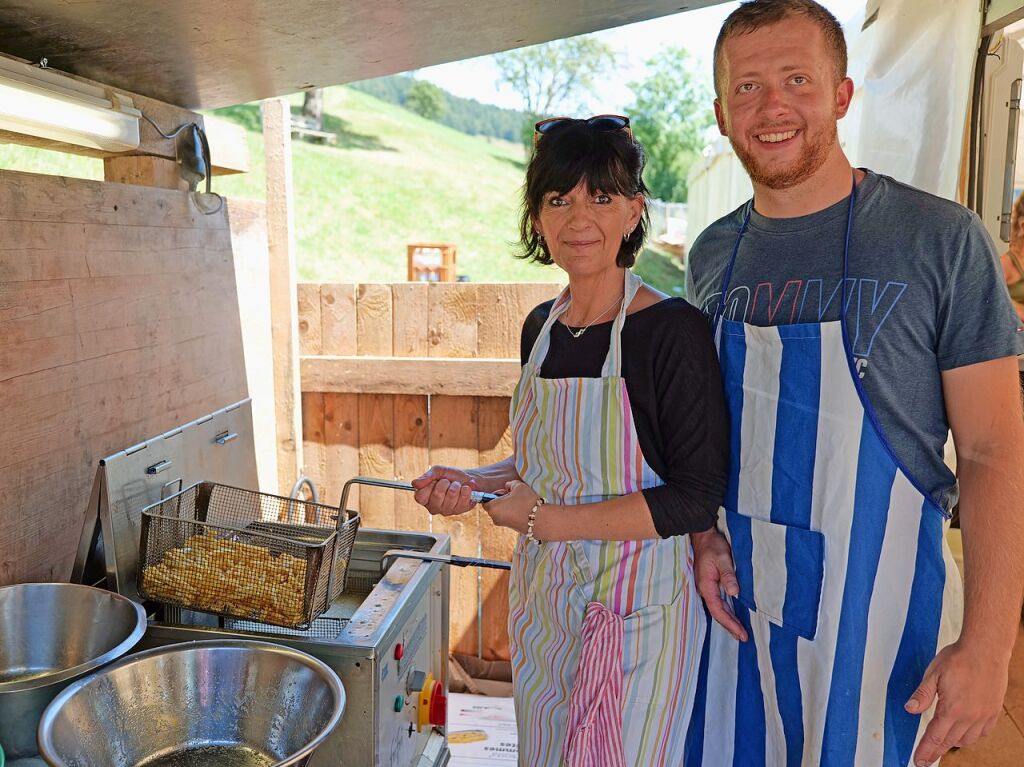 Begeisterte Zuschauer feuerten am Sonntag die Teilnehmer beim Bobbycar-Rennen in Oberried an. Bei Sommerwetter trat auch Brgermeister Klaus Vosberg an. Sieger wurde erneut Gerion Buhl.