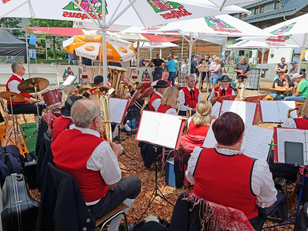 Begeisterte Zuschauer feuerten am Sonntag die Teilnehmer beim Bobbycar-Rennen in Oberried an. Bei Sommerwetter trat auch Brgermeister Klaus Vosberg an. Sieger wurde erneut Gerion Buhl.