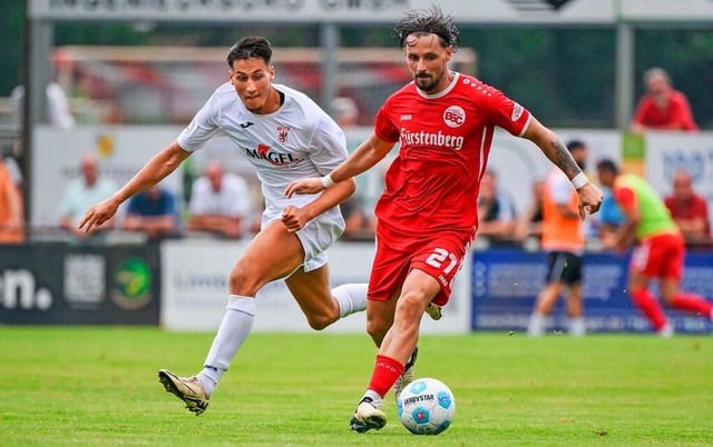 Der Bahlinger Hasan Pepic wird vom Gie...orschtzen Younes Ebnoutalib verfolgt.  | Foto: Claus G. Stoll