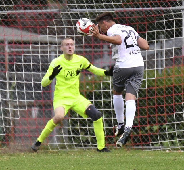 Der Stadelhofener Adrian Vollmer triff...-Reichenbach, Patrick Undis, zum 3:1.   | Foto: Wolfgang Knstle