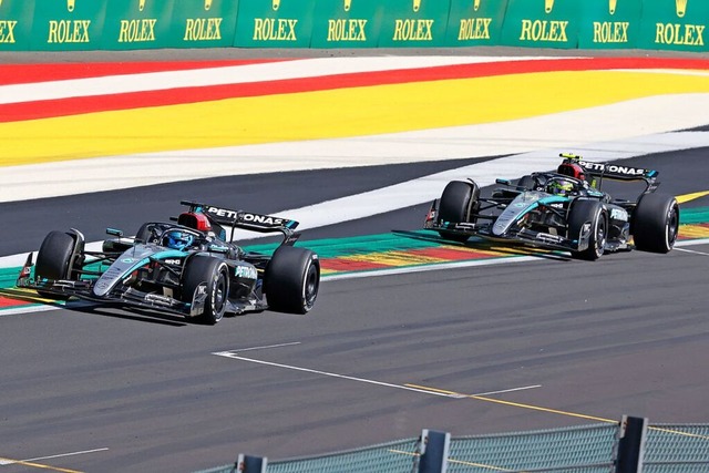 George Russell (links) fhrt in  Spa-F.... Spter wird Russell disqualifiziert.  | Foto: Geert Vanden Wijngaert (dpa)