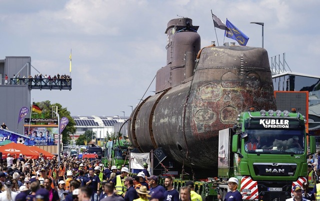 Viele Schaulustige kamen zur Ankunft des U-Boots nach Sinsheim.   | Foto: Uwe Anspach (dpa)