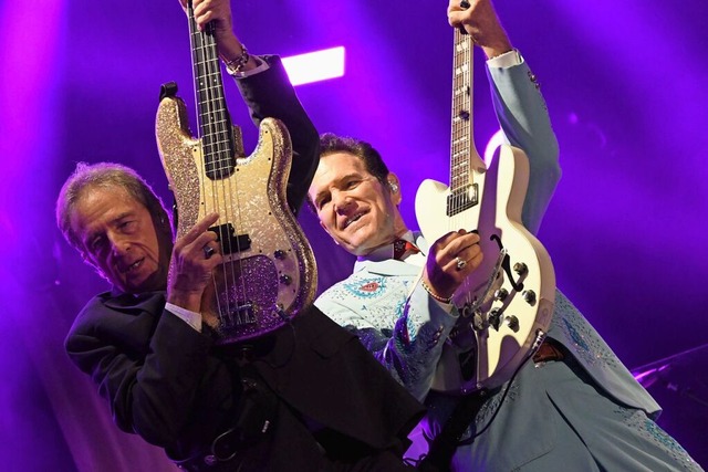 Chris Isaak (rechts) im Glitteranzug auf der Lrracher Marktplatzbhne  | Foto: Barbara Ruda