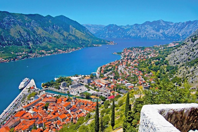 Blick auf die Bucht von Kotor/Monteneg...und umgeben von majesttischen Bergen.  | Foto: DER Touristik Deutschland GmbH