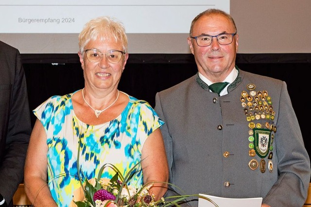 Robert Wangler bekam die Ehrennadel de...eunde, htte er alles nicht geschafft.  | Foto: Gabriele Zahn