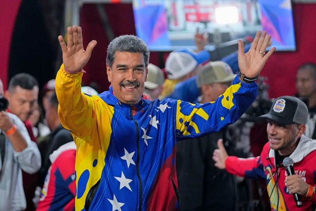 Prsident Nicolas Maduro spricht zu An... Prsidentschaftswahlen erklrt haben.  | Foto: Fernando Vergara (dpa)