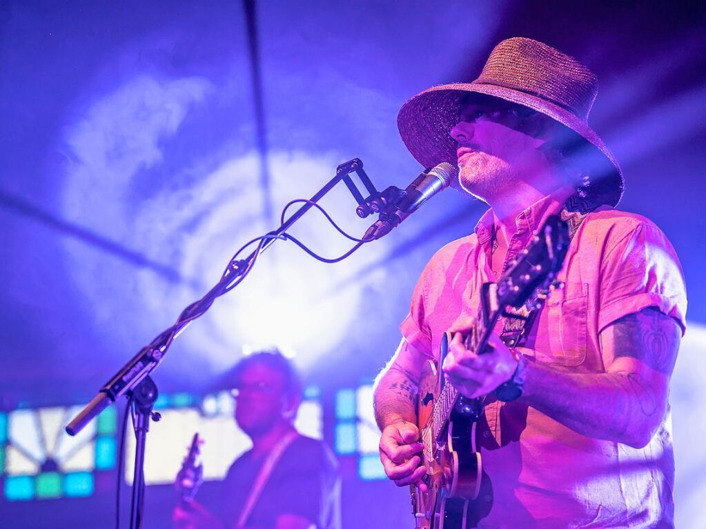 Dekker versteckt sein Gesicht immer unter einem groen Hut. Gesichtslos ist seine Musik deshalb nicht.