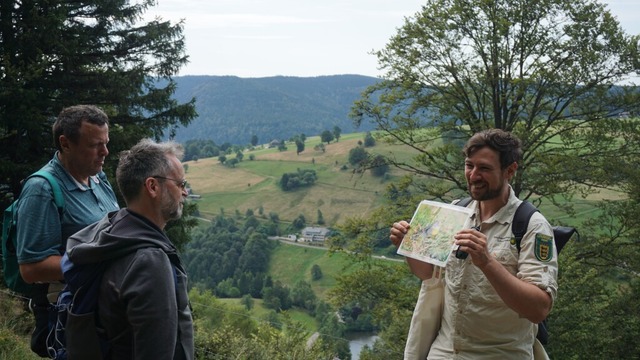 Florian Schmidt erklrt den Teilnehmern die Wanderroute.  | Foto: Matias Kamp