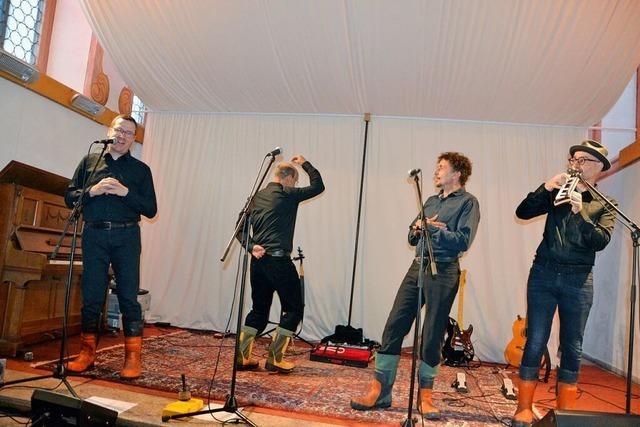 Alte Dorfkirche: Die Band Wilde Wlder liefert in Menzenschwand ein Liebesduett mit Ausdruckstanz