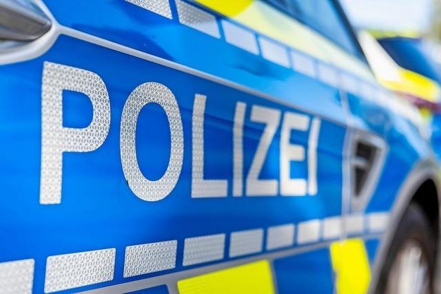 Unbekannte werfen in Eisenbach Steine auf eine Straenlaterne