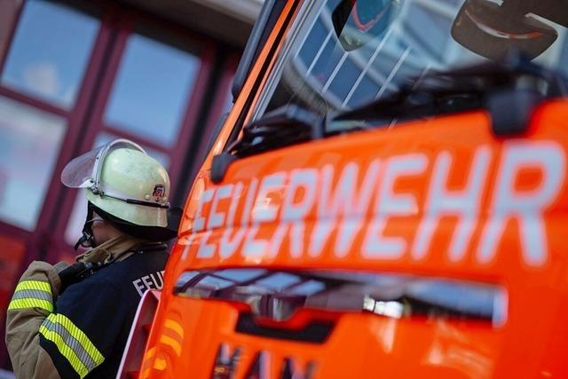 Feuerwehr lscht brennende Ballenpresse und umliegendes Feld in Hertingen