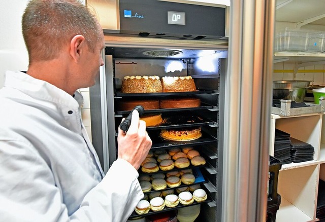 Ein Lebensmittelkontrolleur bei der Arbeit  | Foto: Michael Bamberger