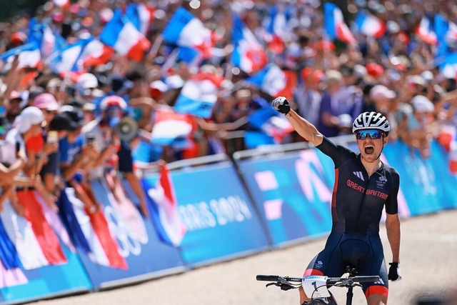 Unter Buh-Rufen und Pfiffen der Zuscha...pischen Goldmedaille im Cross-Country.  | Foto: Jan Woitas (dpa)