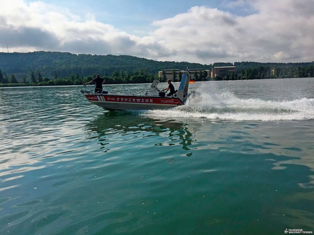 Die Feuerwehr Waldshut-Tiengen bei einem Einsatz auf dem Rhein.  | Foto:  Feuerwehr Waldshut-Tiengen