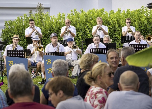 Die Big Band Fahrnau bei ihrem Auftritt im Schopfheimer Freibad  | Foto: Paul Eischet