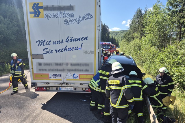 Das Auto wurde zwischen Lastwagen und ...t. Die Feuerwehr Neustadt war vor Ort.  | Foto: Kamera 24