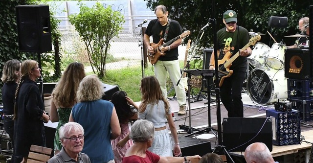 &#8222;Die faulen Scke&#8220; im Biergarten des Wyhlener Bahnhfle  | Foto: Heinz und Monika Vollmar