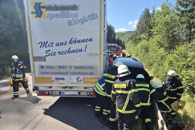 Auto klemmt zwischen Lastwagen und Leitplanke