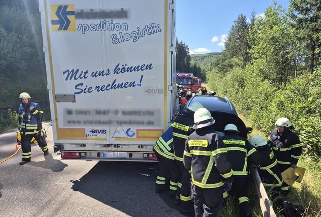 Das Auto wurde zwischen Lastwagen und Leitplanke eingeklemmt.   | Foto: Kamera 24