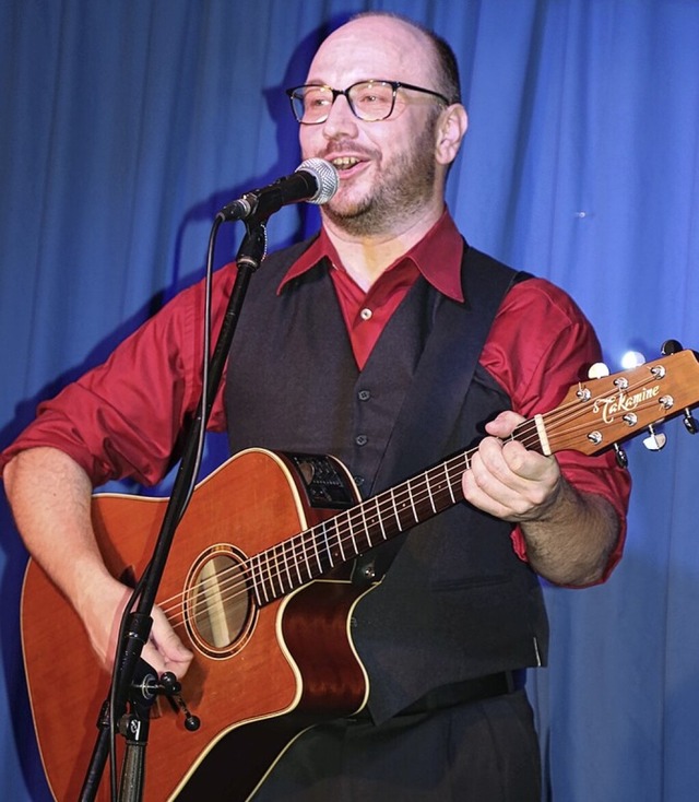 Felix Schle an der Gitarre.  | Foto: Martha Weishaar