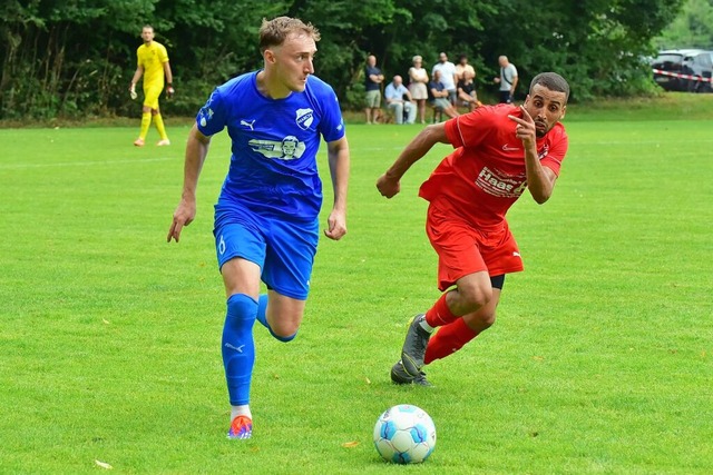 Marvin Baumer (links) wirft mit dem SC...n (Nouaim Bougtib) aus dem Wettbewerb.  | Foto: Daniel Thoma