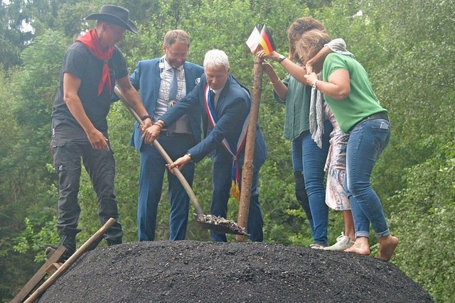 In diesem Jahr wurde der traditionelle...ranzsischen Freunden in Glut gesetzt.  | Foto: Karin Stckl-Steinebrunner