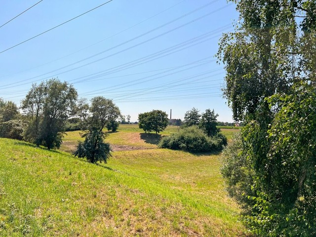 Blick ber das uere Wsserefeld Rich...Schornstein des alten Richtberg-Werkes  | Foto: Alexander Huber