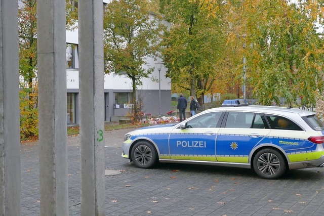 Ein Streifenwagen am Tag nach der Tat vor der Waldbachschule  | Foto: Helmut Seller