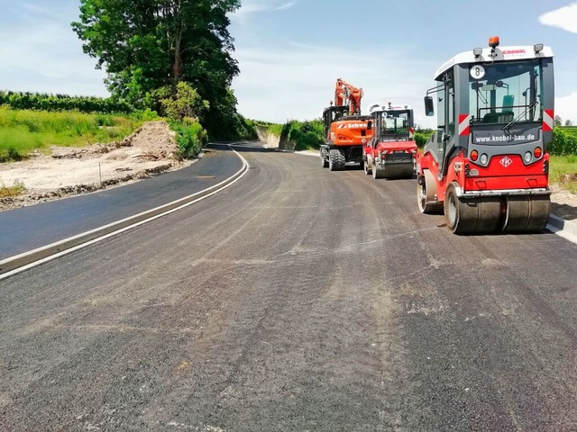 Die erste Asphaltschicht fr die Kreis...Radweges, der ber den Tuniberg fhrt.  | Foto: Sebastian Ehret