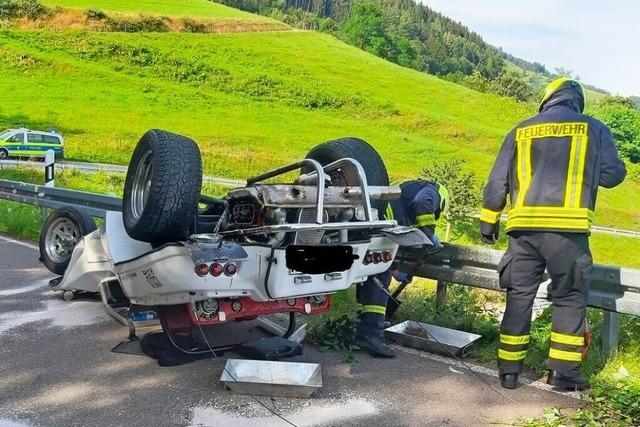 Buggy-Cabrio kippt bei Unfall in Zell um