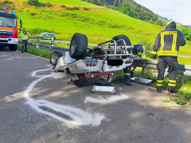 Die Zeller Feuerwehr musste Erdreich abtragen, da l ausgelaufen war.  | Foto: Giuseppe Gazzana