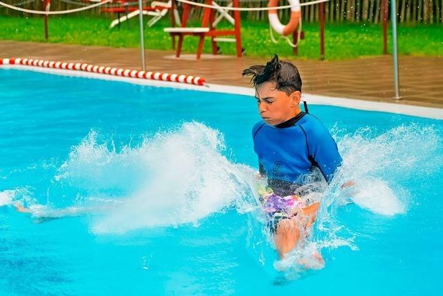 Akrobatische Sprnge beim Lenzkircher Schwimmbadfest