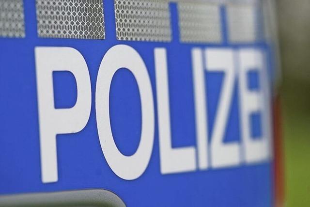 Zwei Diebe stehlen Kreditkarte aus Auto und kaufen damit in Tankstelle ein