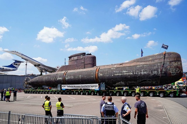 Ein echtes U-Boot kommt auf dem Gelnde des Technikmuseums Sinsheim an.  | Foto: Uwe Anspach (dpa)