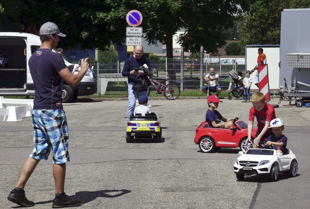 Frh bt sich: Die Kinder durften beim...t ans Steuer von kleinen Elektroautos.  | Foto: Eva Korinth