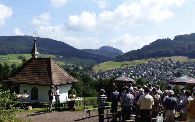 An der Konradskapelle in Seelbach wurde am Sonntag ein Gottesdienst gefeiert.   | Foto: Hansjrg Vgele