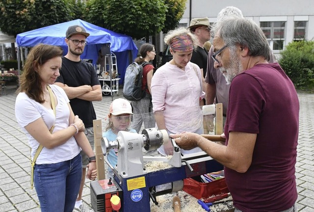 Gste des Neurieder Kreativmarkts schauen beim Drechseln zu.  | Foto: Wolfgang Knstle