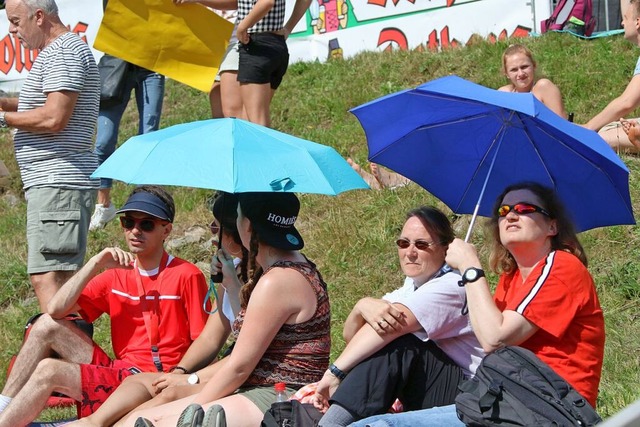 Unterm Sonnenschirm den Skispringern z...henende wieder in Hinterzarten geben.   | Foto: Joachim Hahne