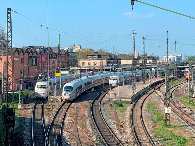 ICE im Bahnhof Offenburg: Die Plne de...50 zu ertchtigen, bleiben umstritten.  | Foto: Helmut Seller