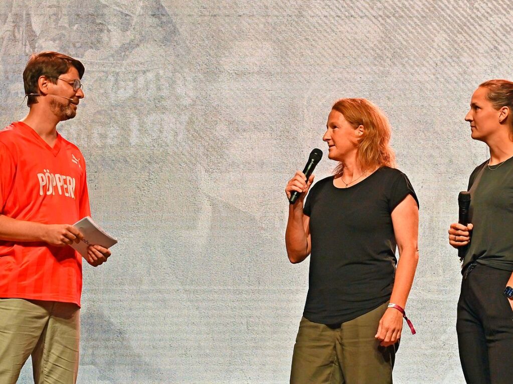 SC-Pressesprecher Sascha Glunk mit den ehemaligen Freiburger Spielerinnen Melanie Behringer und Laura Benkarth.