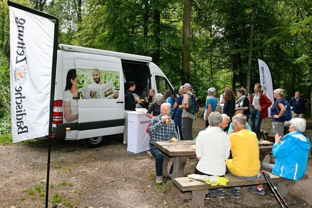 Nach dem Wandern versorgt die Badische...e Teilnehmenden mit Essen und Trinken.  | Foto: Dieter Erggelet